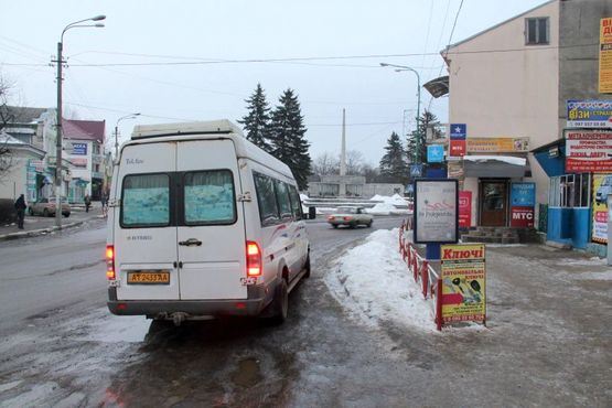 Фото рекламной плоскости по адресу Чороновола, автозупинка на Делятин, офісний центр Старий побут, напрямок руху на Яремче, Буковель