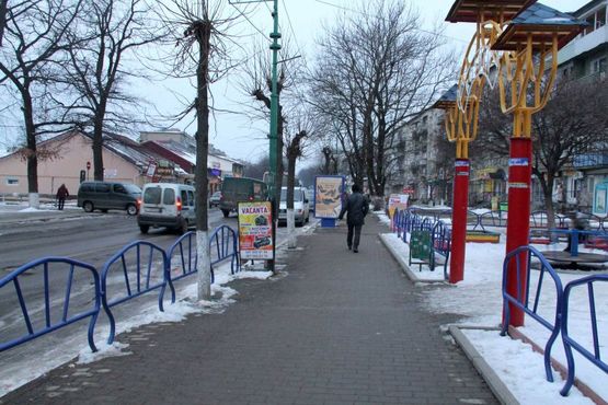Фото рекламної площини за адресою Грушевського, маг Штори, Файл, стоматологія, напрямок руху до міської лікарні, с.Пнів, Пасічна, Зелена, Бистриця