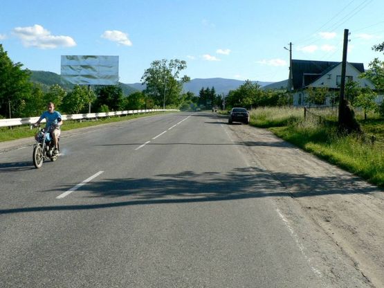 Фото рекламної площини за адресою Траса Н-09 Мукачево-Львів, в`їзд у місто зі сторони Івано-Фр, біля кам`яного знаку Яремче, напрямок руху на Буковель
