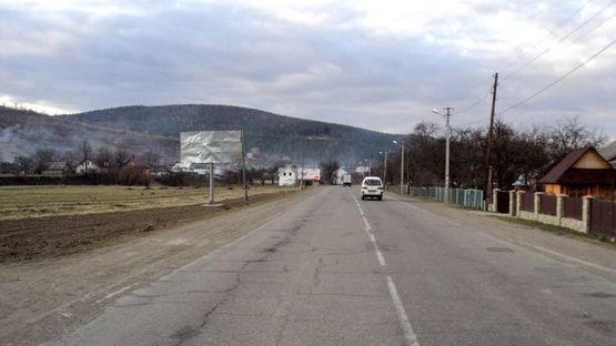 Фото рекламної площини за адресою Траса Н-09 Мукачево-Львів, виїзд з міста в сторону Івано-Фр, біля автозупинки Дора-2, напрямок руху на Івано-Франківськ