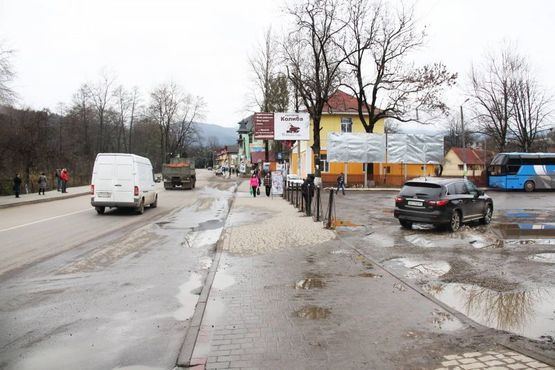 Фото рекламної площини за адресою Траса Н-09 Мукачево-Львів, центральний автовокзал м.Яремче напрямок руху на Буковель (другий з ліва)