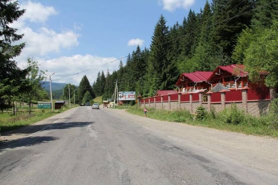 Фото рекламної площини за адресою Траса Н-09 Мукачево-Львів, в`їзд в місто зі сторони Буковеля, джерело, автозупинка, напрямок руху на Буковель