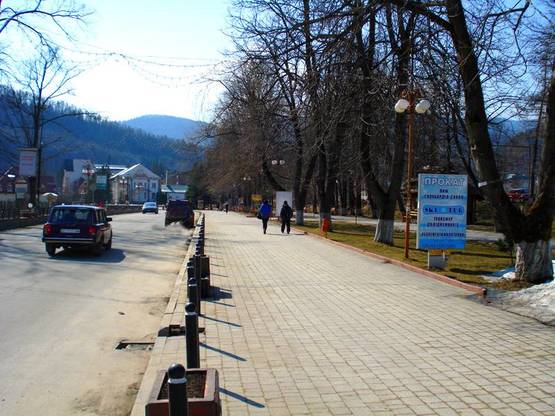 Фото рекламной плоскости по адресу Траса Н-09 Мукачево-Львів, Свободи, центральна міська алея, привокзальна площа, з/д вокзал, напрямок руху на Буковель