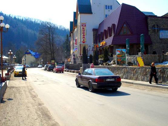 Фото рекламной плоскости по адресу Траса Н-09 Мукачево-Львів, Свободи, кафе-рест. Турист, маг.Файно, Будинок культури, напрямок руху на Буковель