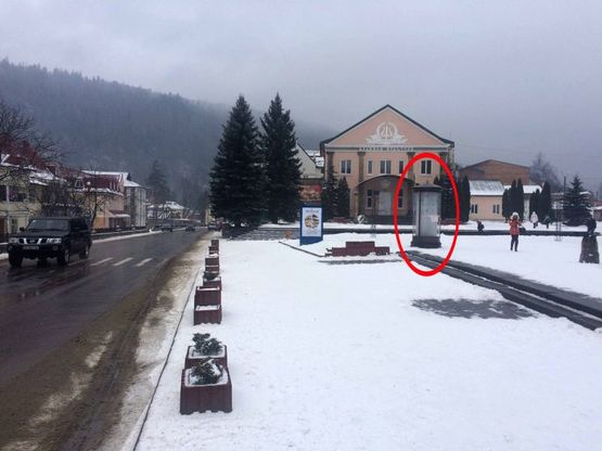 Фото рекламной плоскости по адресу Траса Н-09 Мукачево-Львів, Свободи, центральна міська алея, міський фонтан, Будинок культури, маг. ЛЕКС, напрямок руху на Буковель