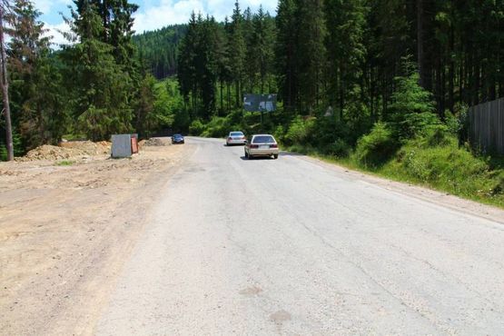 Фото рекламной плоскости по адресу Траса Н-09 Мукачево-Львів, дорога від Буковеля до Івано-Франківська (с.Поляниця), початок села, лісництво, 3 км 300 м від Буковеля, напрямок руху на Івано-Франківськ