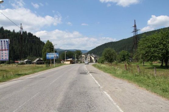 Фото рекламной плоскости по адресу Траса Н-09 Мукачево-Львів, 50 м перед готелем Гердан, виїзд з селища, напрямок руху на Івано-Франківськ
