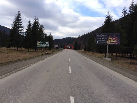 Фото рекламної площини за адресою Траса Н-09 Мукачево-Львів, виїзд з села, напрямок руху на Буковель