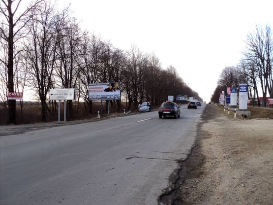 Фото рекламной плоскости по адресу Калуське шосе (Демянів Лаз), мережа шинних ценрів VIANOR, автосалони Alfa Romeo, Bogdan, BYD, Chevrolet, Fiat, Hyundai, Kia, Subaru, Uz-Daewoo, напрямок руху зі сторони вул.Галицька в напрямку м.Калуш