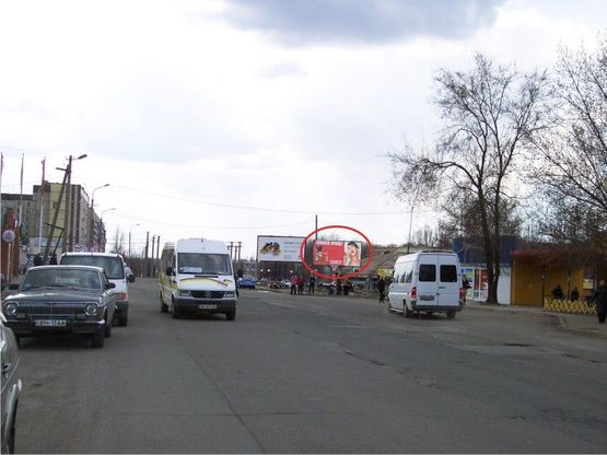 Фото рекламной плоскости по адресу перекресток        остановка СТ "пл.Артема"                                      (  Остановка скоростного трамвая и городского транспорта. Рынок Бульвар Вечерний,  АЗС, сеть магазинов, кафе.)