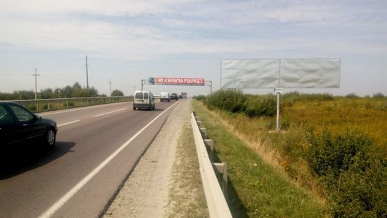 Фото рекламної площини за адресою М-10, Західний обхід м. Львова, км 14+930, King Cross Leopolis, Епіцентр, Арена Львів ліворуч