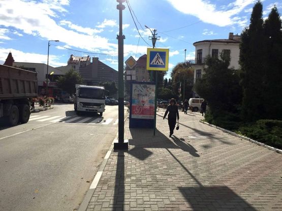 Фото рекламної площини за адресою вул.Мазепи, пошта (міська рада-пошта), напрямок руху на Яремче, Буковель