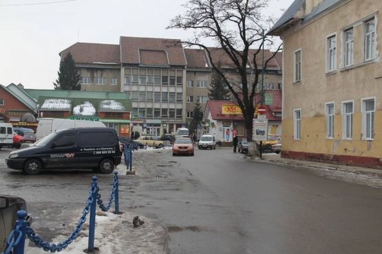 Фото рекламной плоскости по адресу Чорновола, гастроном Центральний, напрямок руху на Івано-Франківськ, Богородчани