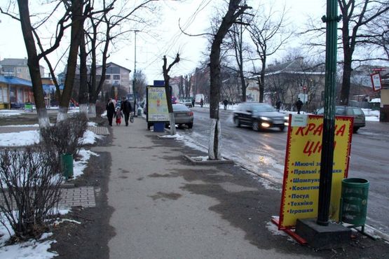 Фото рекламної площини за адресою Грушевського, перукарна Каприз, маг.Каштан, напрямок руху до Майдану Шевченка