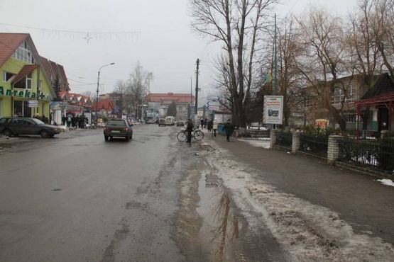 Фото рекламної площини за адресою Чорновола, вхід в міський парк, навпроти Старого Побуту, напрямок руху на Івано-Франківськ. Богородчани