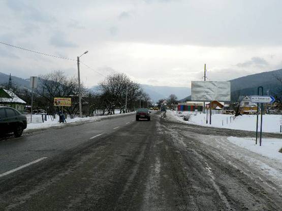 Фото рекламної площини за адресою Траса Н-09 Мукачево-Львів, в`їзд у місто зі сторони Івано-Фр, біля повороту на ШРБУ, напрямок руху на Буковель