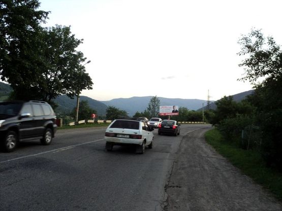 Фото рекламної площини за адресою Траса Н-09 Мукачево-Львів, в`їзд у місто зі сторони Івано-Фр, біля автозупинки Дора-2, напрямок руху на Буковель
