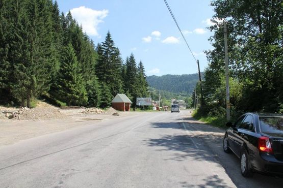 Фото рекламної площини за адресою Траса Н-09 Мукачево-Львів, виїзд з міста в сторону Буковеля, джерело, автозупинка, напрямок руху на Буковель