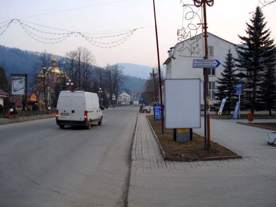 Фото рекламної площини за адресою Траса Н-09 Мукачево-Львів, Свободи, міська рада, банк Хрещатик, маг. Росана, напрямок руху на Буковель