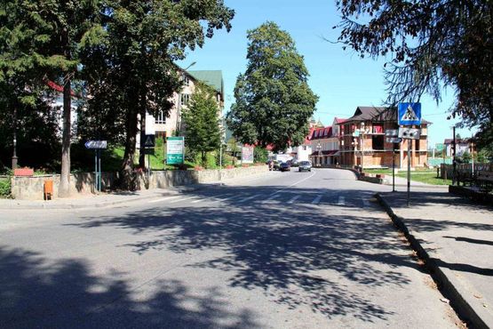 Фото рекламної площини за адресою Траса Н-09 Мукачево-Львів, Свободи, готель-колиба Красна Садиба, кафе Барбері, Родина ковбаска, міський ринок, напрямок руху на Івано-Франківськ