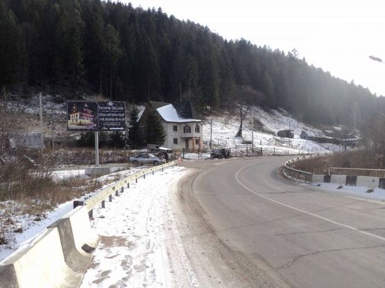 Фото рекламной плоскости по адресу Траса Н-09 Мукачево-Львів, 300 м після готелю Гердан, в`їзд у селище, напрямок руху на Буковель