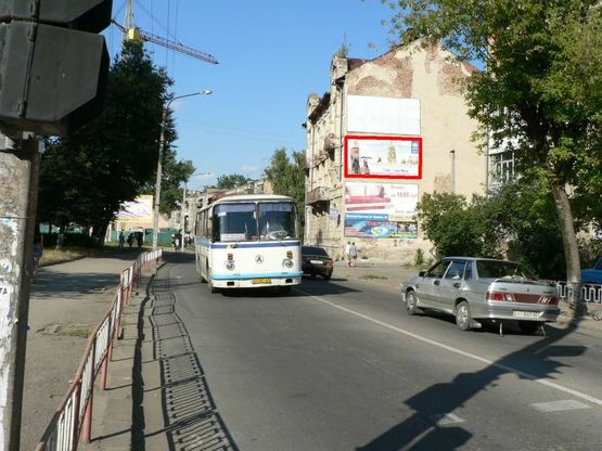 Фото рекламной плоскости по адресу Мазепи 83 (настінний), супермаркет Гостинний Дім, напрямок руху від вул.Довженка, Набережна  (супермаркетів Велес, Comfy) в напрямку центру міста (вул.Січових стрільців, Бельведерська)