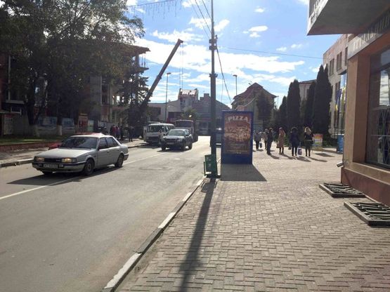 Фото рекламної площини за адресою вул.Мазепи, магазин Пікант (міська рада-пошта), напрямок руху на Яремче,Буковель