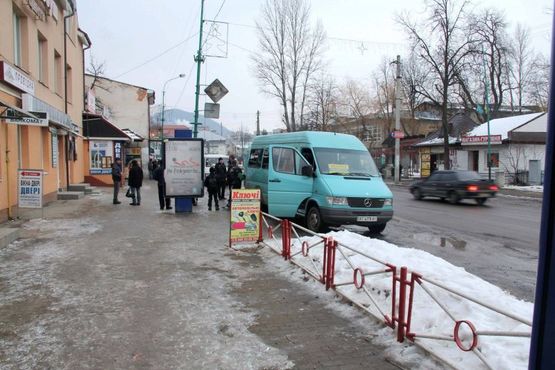 Фото рекламної площини за адресою Чороновола, автозупинка на Делятин, офісний центр Старий побут, напрямок руху на Івано-Франківськ, Богородчани