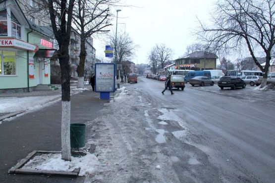 Фото рекламной плоскости по адресу Грушевського, аптека, НетГруп, автозупинка на Пасічну, Пнів, напрямок руху до Майдану Шевченка