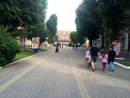 Фото рекламної площини за адресою Майдан Шевченка, міський БК, маг. Золото, Домотехніка, пішохідна зона