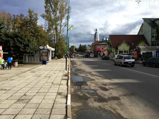 Фото рекламної площини за адресою Чорновола, навпроти Універмагу, школа №1, напрямок руху на Яремче, Буковель