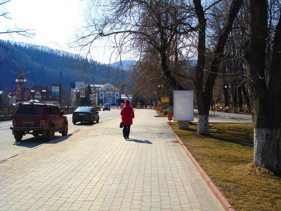 Фото рекламной плоскости по адресу Траса Н-09 Мукачево-Львів, Свободи, центральна міська алея, привокзальна площа, з/д вокзал, кафе Каштан, напрямок руху на Буковель