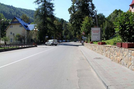 Фото рекламної площини за адресою Траса Н-09 Мукачево-Львів, Свободи, ТЦ Коралі, банк Аваль, кафе Пиріжкова хата, напрямок руху на Буковель