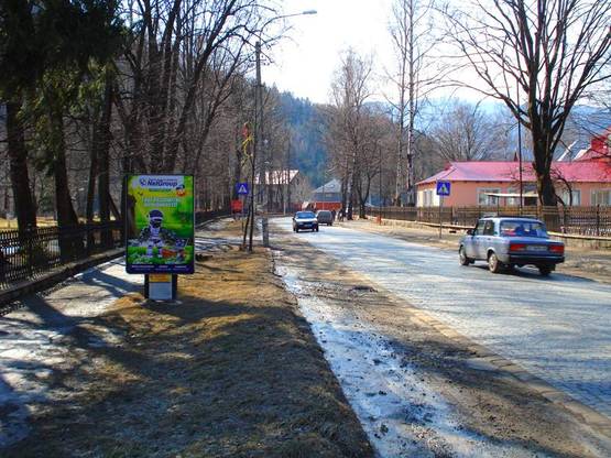 Фото рекламной плоскости по адресу Траса Н-09 Мукачево-Львів, Свободи, міський ринок, автозупинка, санаторій Прикарпатський, пішохідна зона до водоспаду Пробій, напрямок руху на Буковель