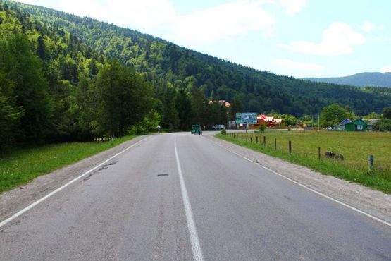 Фото рекламной плоскости по адресу Траса Н-09 Мукачево-Львів, колиба Воротище, готель Червона калина, 100 після АЗС УкрНафта, напрямок руху на Буковель