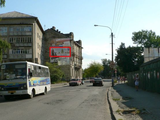 Фото рекламной плоскости по адресу Мазепи 83 (настінний), супермаркет Гостинний Дім, напрямок руху з центру міста вул.Січових Стрільців, Бельведерська в напрямку вул. Довженка, Набережна (супермаркетів Велес, Comfy)