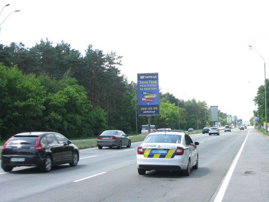 Фото рекламной плоскости по адресу Броварський пр. на розподільчій смузі, 100м меморіальний заповідник, у напрямку Києва