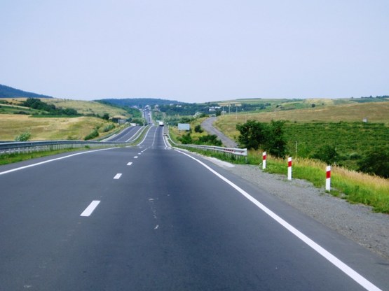 Фото рекламної площини за адресою Автодорога "Київ-Чоп", 1500 м від повороту в смт. Середнє
