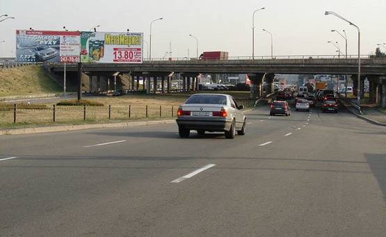 Фото рекламної площини за адресою Оболонский/Богатырская (разделитель) на Петровку левый