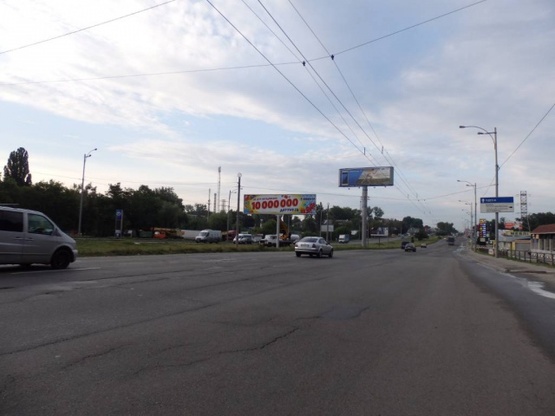 Фото рекламної площини за адресою Окружная дорога, 12. разделитель, по ходу в сторону Жулянского путепровода)