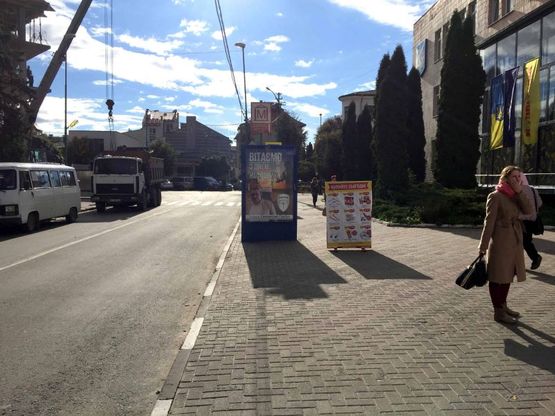 Фото рекламной плоскости по адресу вул.Мазепи, пошта (міська рада-пошта), напрямок руху на Яремче, Буковель