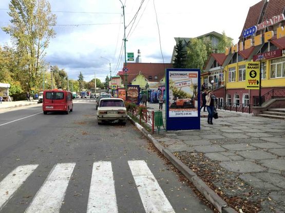 Фото рекламної площини за адресою Чороновола, центральний Універмаг, міський ринок, напрямок руху на Яремче, Буковель