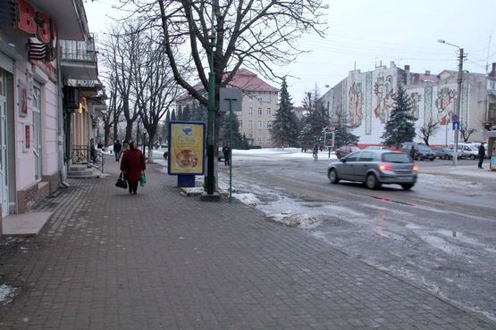 Фото рекламної площини за адресою Грушевського, маг. техніки "Плай", напрямок руху до Майдану Шевченка