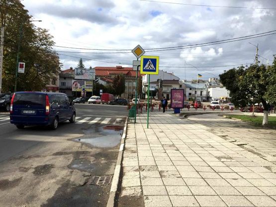 Фото рекламной плоскости по адресу Чорновола, гастроном Центральний, напрямок руху на Івано-Франківськ, Богородчани