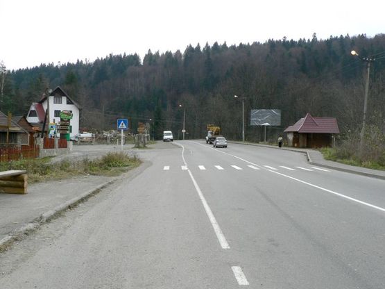 Фото рекламної площини за адресою Траса Н-09 Мукачево-Львів, виїзд з міста на Буковель, біля початку стежки до каменя Довбуша, колиби на Пеньках, напрямок руху на Буковель