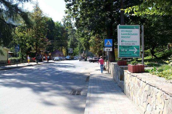 Фото рекламной плоскости по адресу Траса Н-09 Мукачево-Львів, Свободи, готель-колиба Красна Садиба, кафе Барбері, Родина ковбаска, міський ринок, напрямок руху на Буковель