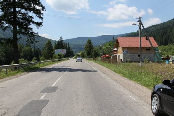 Фото рекламной плоскости по адресу Траса Н-09 Мукачево-Львів, колиба Гостинна Хата, 200 м перед газовою заправкою Калан, 500 м перед АЗС УкрНафта, напрямок руху на Буковель