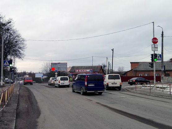 Фото рекламной плоскости по адресу вул.Толстого - вул.І.Франка (магазин). неподалік:зупинка, центр міста (від центру)