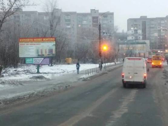 Фото рекламной плоскости по адресу (ул.Жовтневой революции) вул. Незалежності,  24, (Осташевская гребля), ЛЕВЫЙ, сторона Б