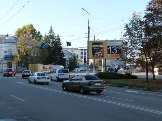 Фото рекламної площини за адресою просп. Свободы (ул.60л.Октября), перекр. с ул. Халаменюка и Соборной (Ленина), район ТЦ «Амстор» (супермаркеты «Сильпо», «Comfy», «Марафон»)